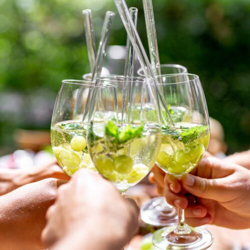 5 verres à cocktail qui trinquent.